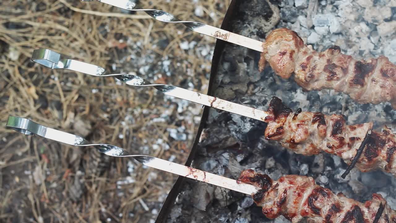 asar carne de shish kebab en carbón. cocinar carne a la parrilla en una parrilla caliente