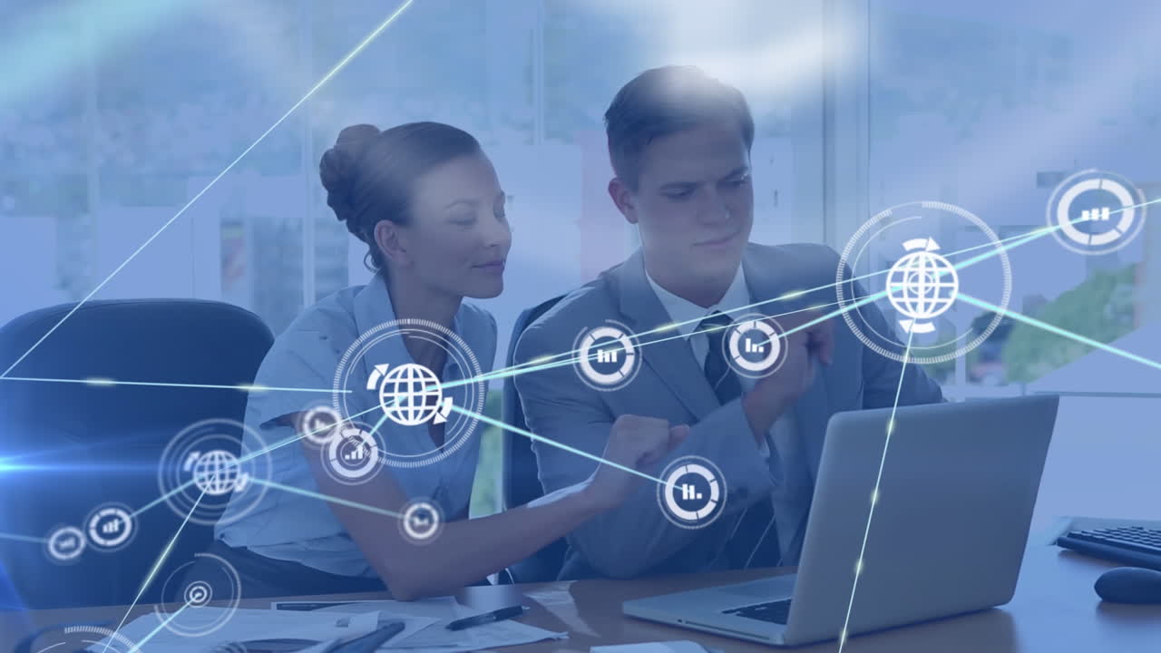 animación de la red de conexiones a través de empresarios caucásicos que trabajan en computadoras portátiles