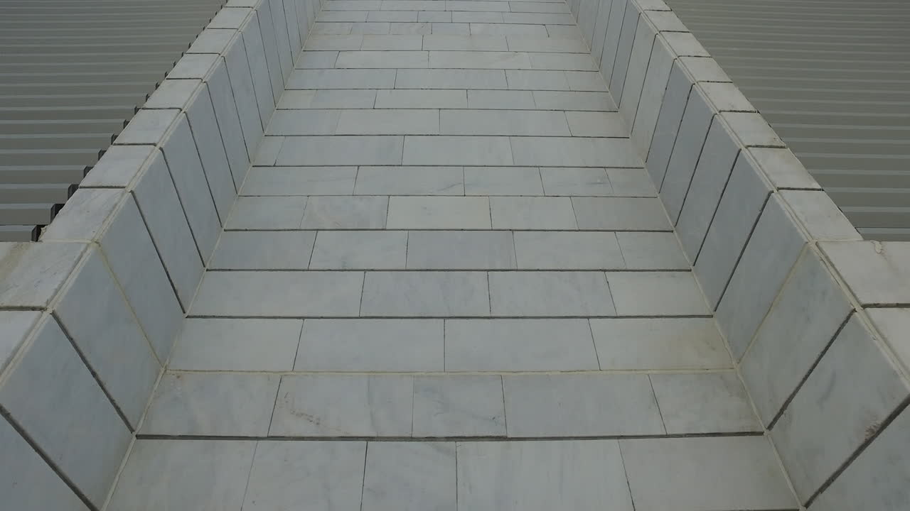 incline hacia arriba una fachada blanca de una casa de piedra blanca de gran altura sobre un cielo azul claro