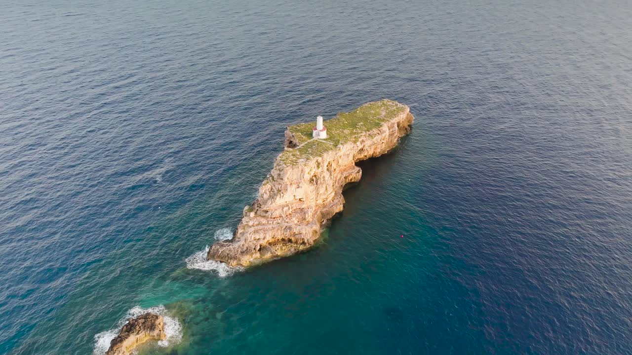 vista aérea de la formación rocosa calcárea de punta de el toro, en las islas baleares