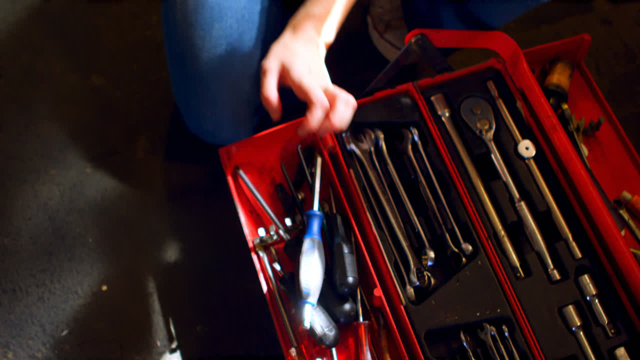 mujer organizando herramientas en la caja de herramientas 4k