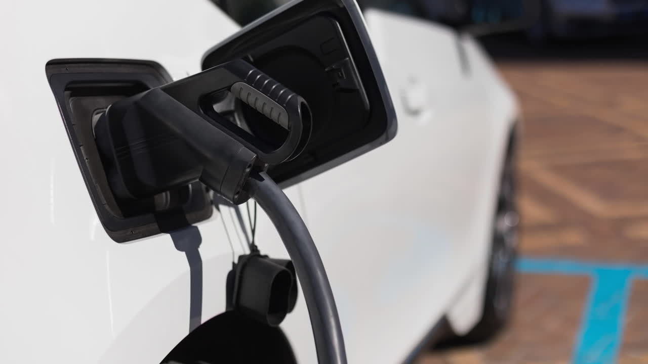 Elektrikli araç şarj istasyonunda şarj olan elektrikli araba.