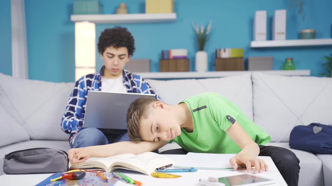 Il fratellino è stanco di studiare