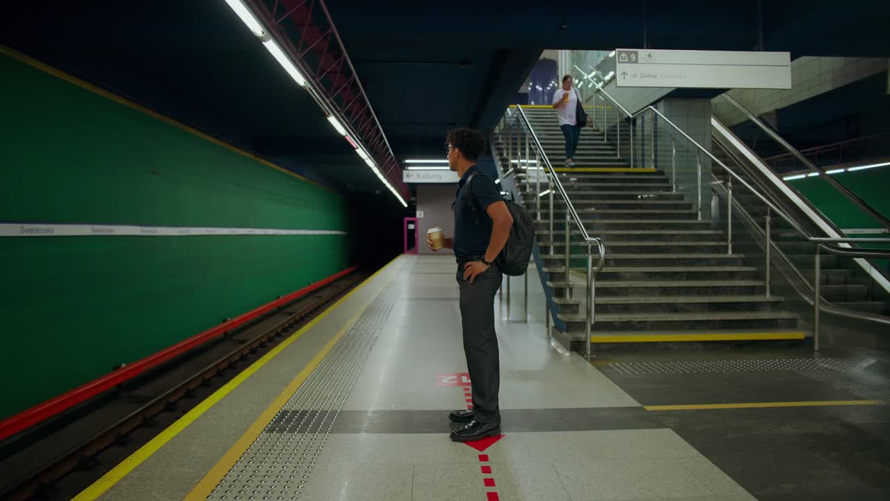 Persone in una stazione della metropolitana