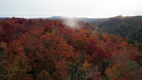 Toma-De-Drones-De-Los-Colores-De-Las-Montañas-De-Otoño-En-Las-Grandes-Montañas-Humeantes-De-Carolina-Del-Norte-Volando-Sobre-La-Cima