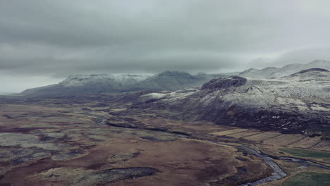 Una-Escena-Invernal-En-Islandia,-Vuelo-De-Drones-Hacia-Las-Montañas