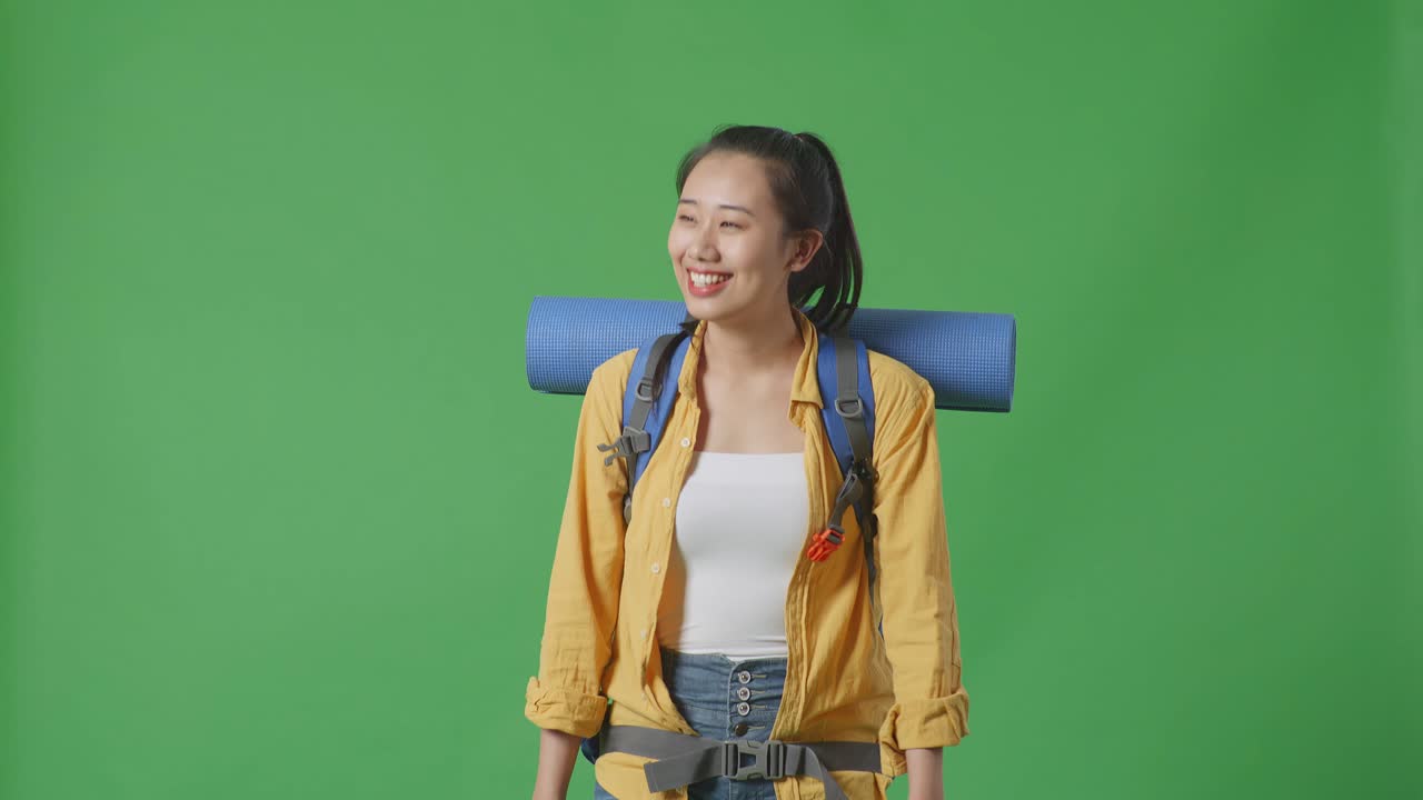 mujer con una mochila en una pantalla verde