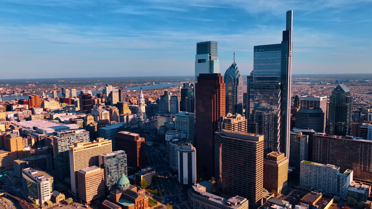 Philadelphia, USA, 24 aprile 2026: Skyline di Center City Philadelphia con il Municipio e le torri. Veduta aerea obliqua dello skyline di Center City Philadelphia, torre del Municipio, grattacieli di vetro, cielo azzurro