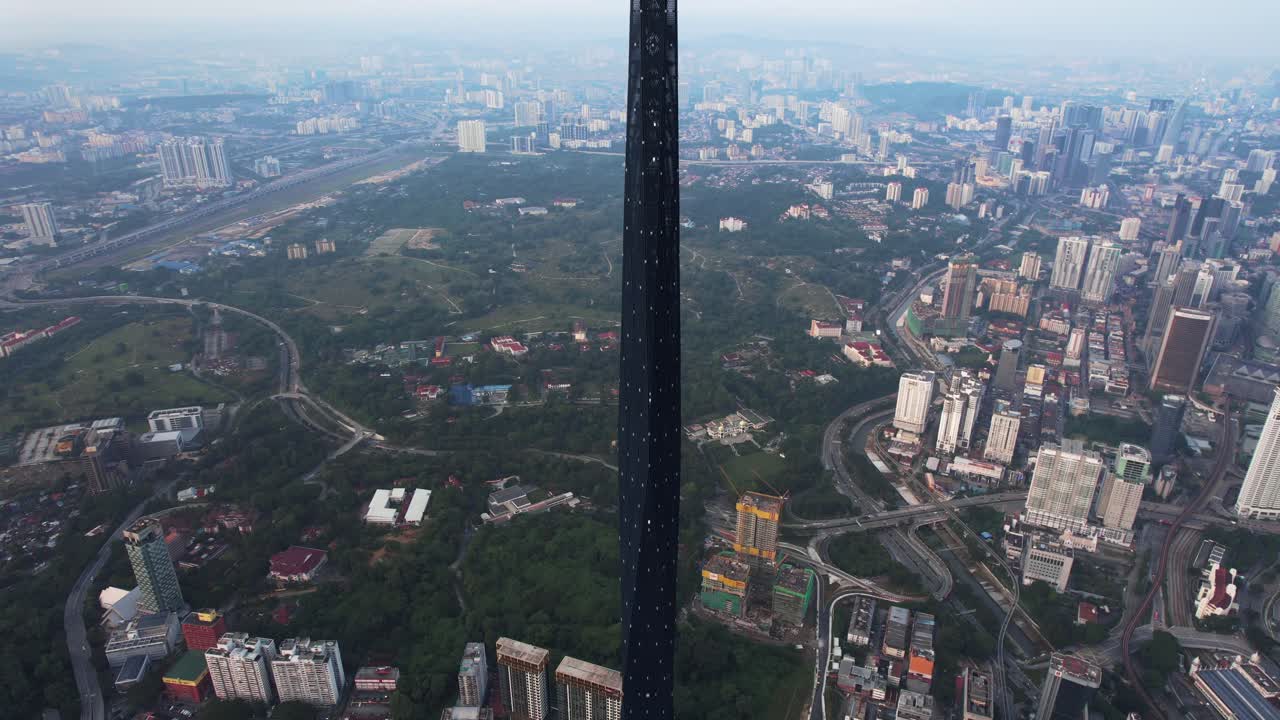 이 영상은 4k에서 드론으로 하강하는 merdeka 118 타워 팁을 보여줍니다.