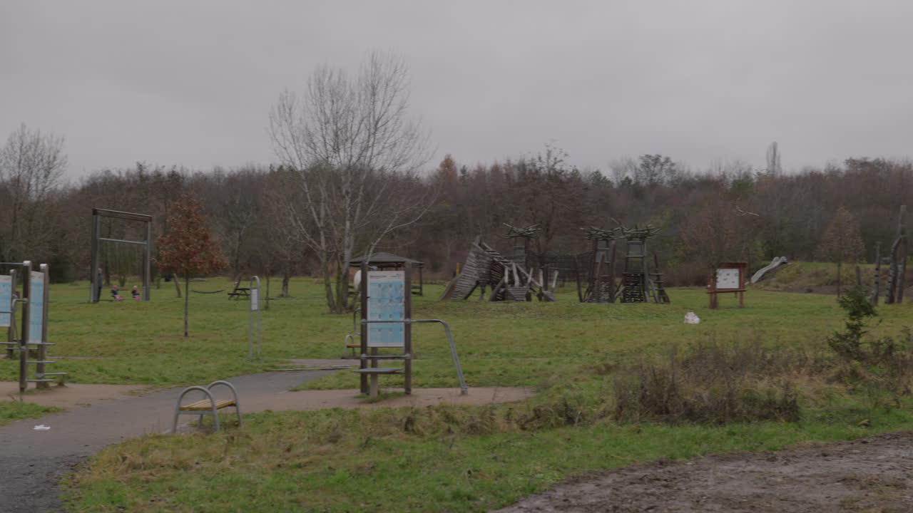 흐린 변덕스러운 날에 거의 버려진 인기 놀이터