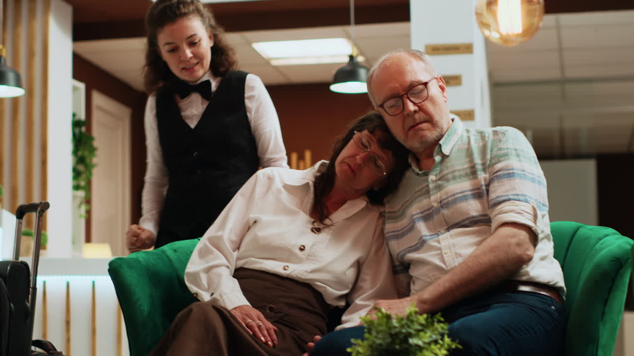 Personas mayores durmiendo unas sobre otras.