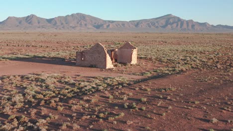 Reverse-aerial-view-of-old-settler-ruins,-Flinders-Ranges,-South-Australia