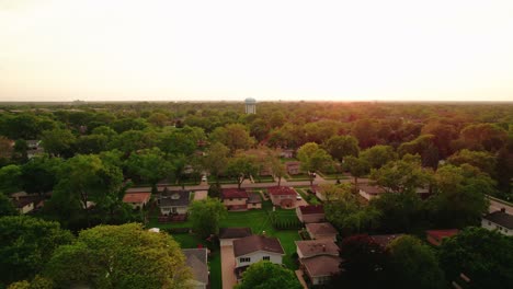 Luftaufnahme-Von-Gehobenen-Wohnhäusern-In-Arlington-Heights,-Illinois-Bei-Sonnenuntergang