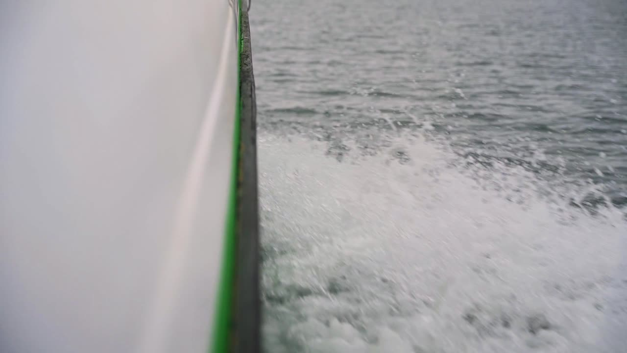 vista de la estela del barco desde el barco en el océano 1080p 120fps toma de gran ángulo