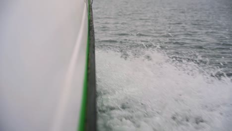 Blick-Auf-Das-Kielwasser-Des-Bootes-Vom-Boot-Aus-Auf-Dem-Meer,-Weitwinkelaufnahme-Mit-1080p-Und-120-Bildern-Pro-Sekunde