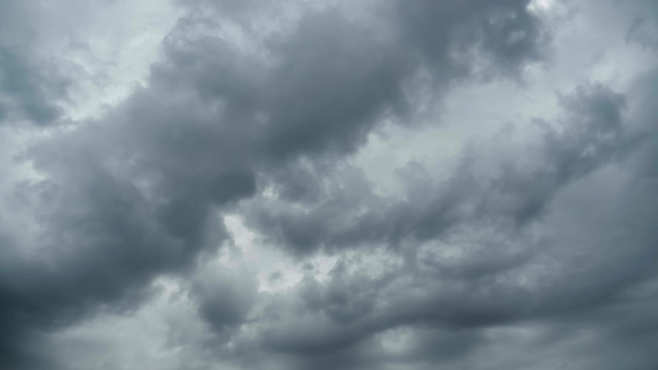 空を流れる灰色の雲。タイムラプス