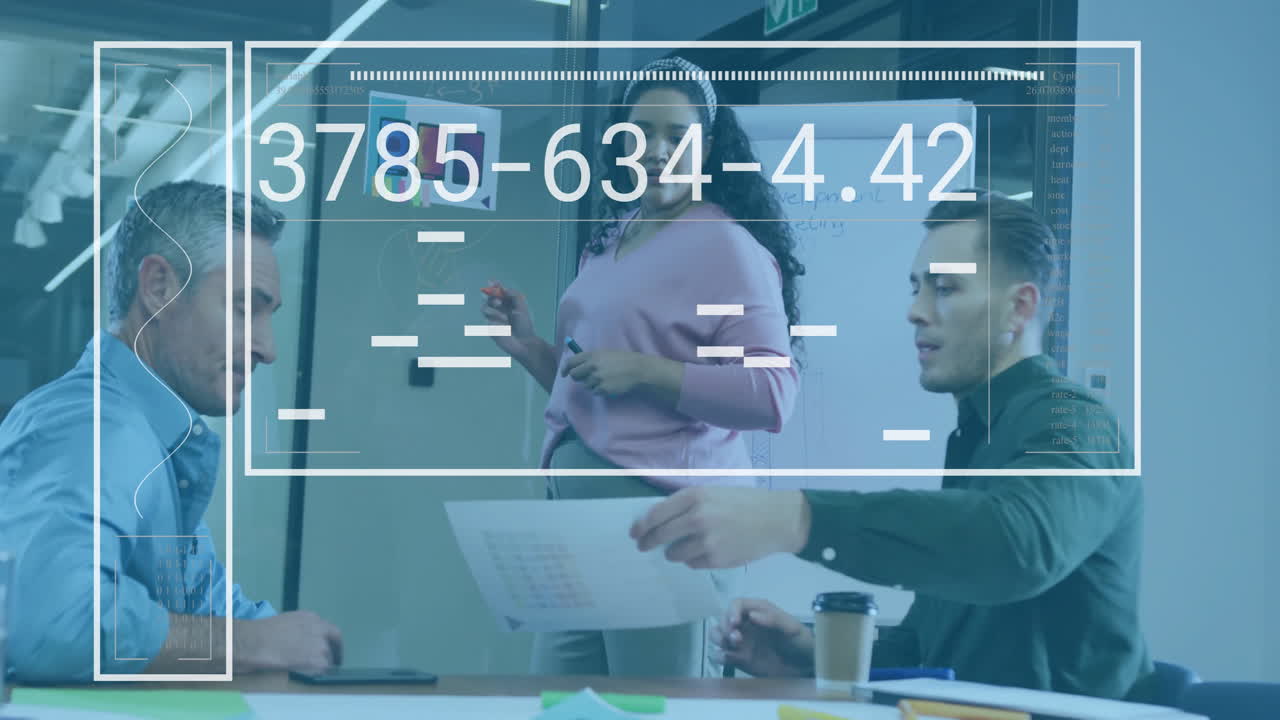 animación de la interfaz de procesamiento de datos sobre diversos colegas en la reunión de la oficina