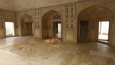 Impresionante-Diseño-Arquitectónico-Del-Palacio-De-Cristal-Dentro-Del-Fuerte-Rojo-En-Agra,-India