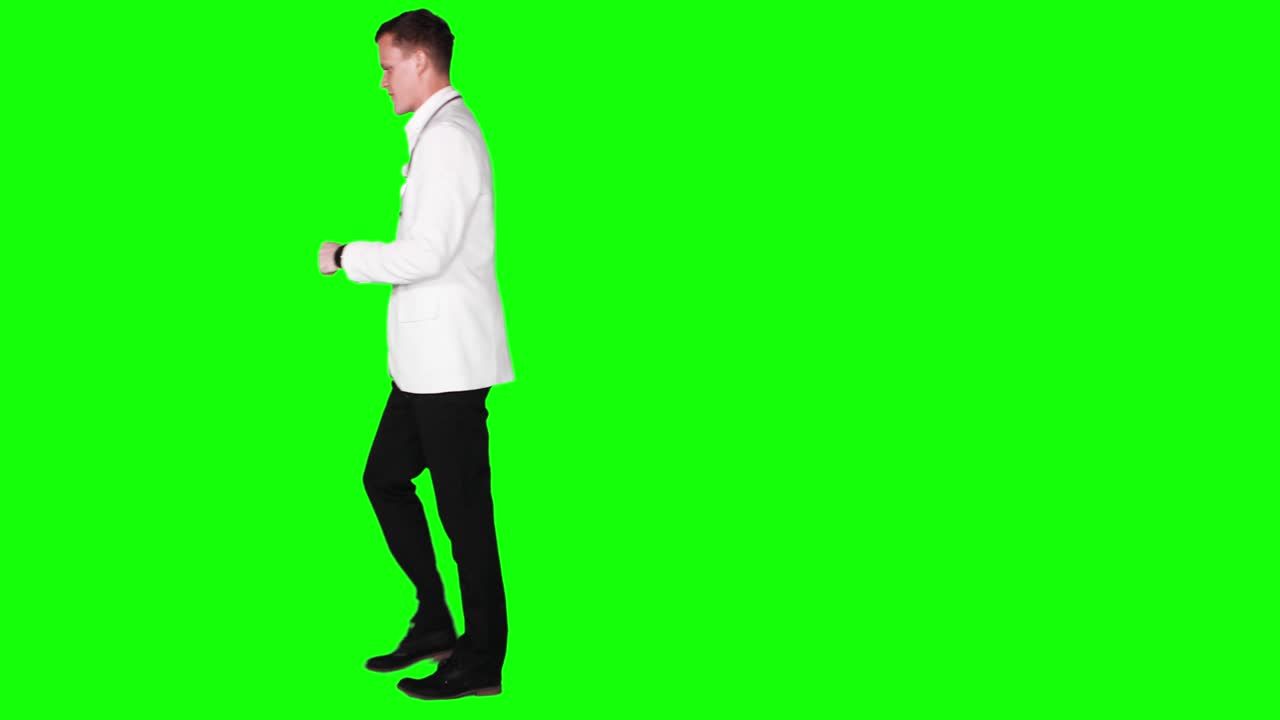 남성 백인 의사가 손을 접고 스튜디오에서 고 서있는 전체 길이, 녹색 스크린 배경으로 4k 해상도로 촬영