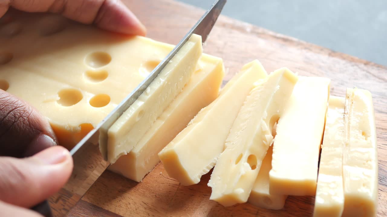 스위스 치즈 한 어리를 잘라