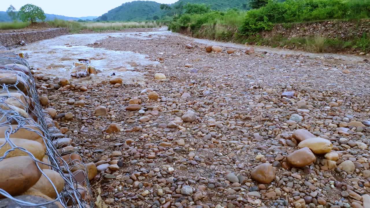 장마철 바위 개울에 빗물이 흐르는 가정용 쓰레기