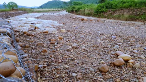 Basura-Doméstica-Que-Fluye-Con-Agua-De-Lluvia-En-Rocky-Creek-Durante-La-Temporada-De-Lluvias