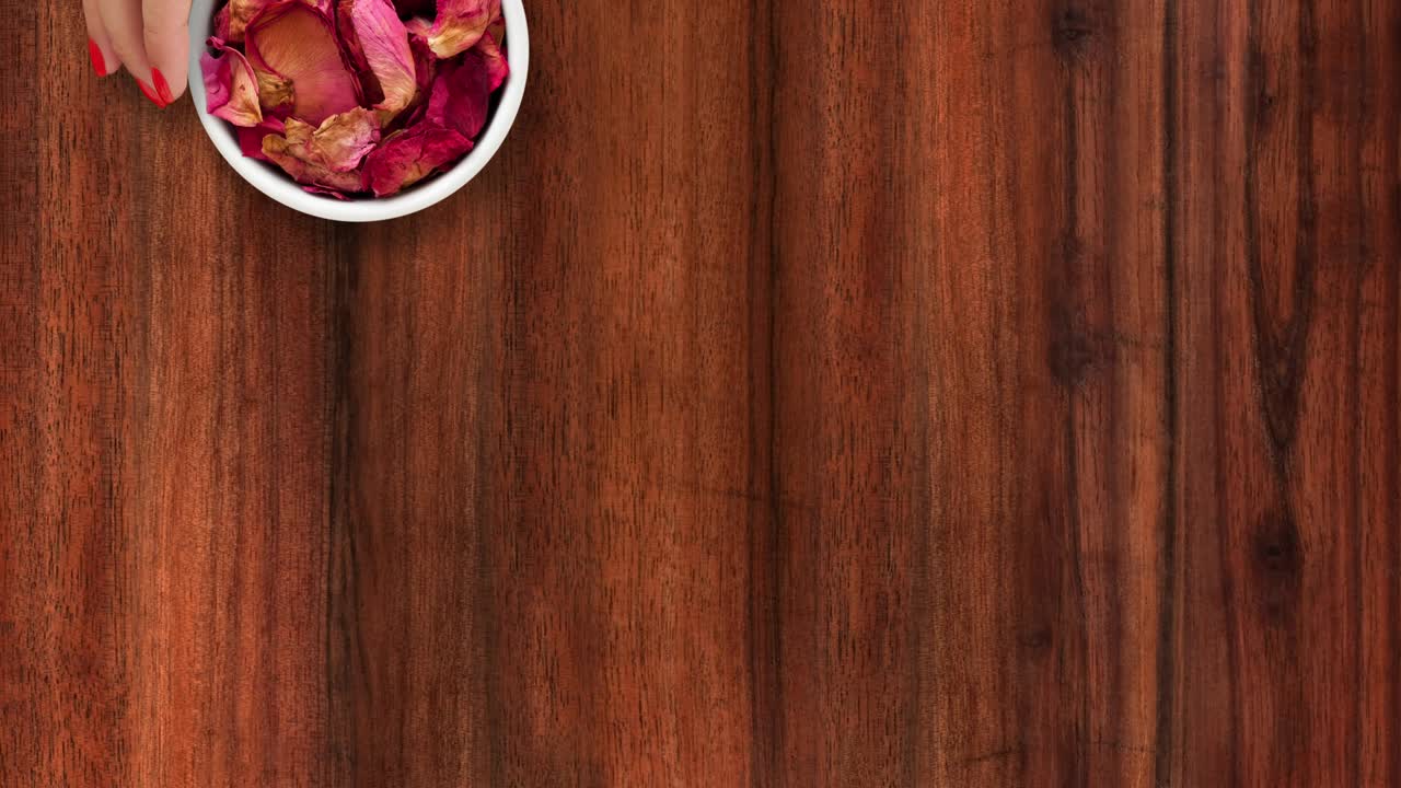 차 를 위해 장미 잎자루 를 바치는 것