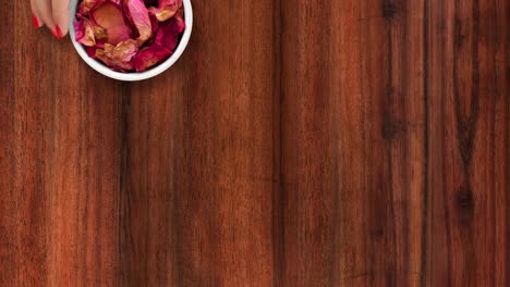 ofreciendo pétalos de rosa para el té