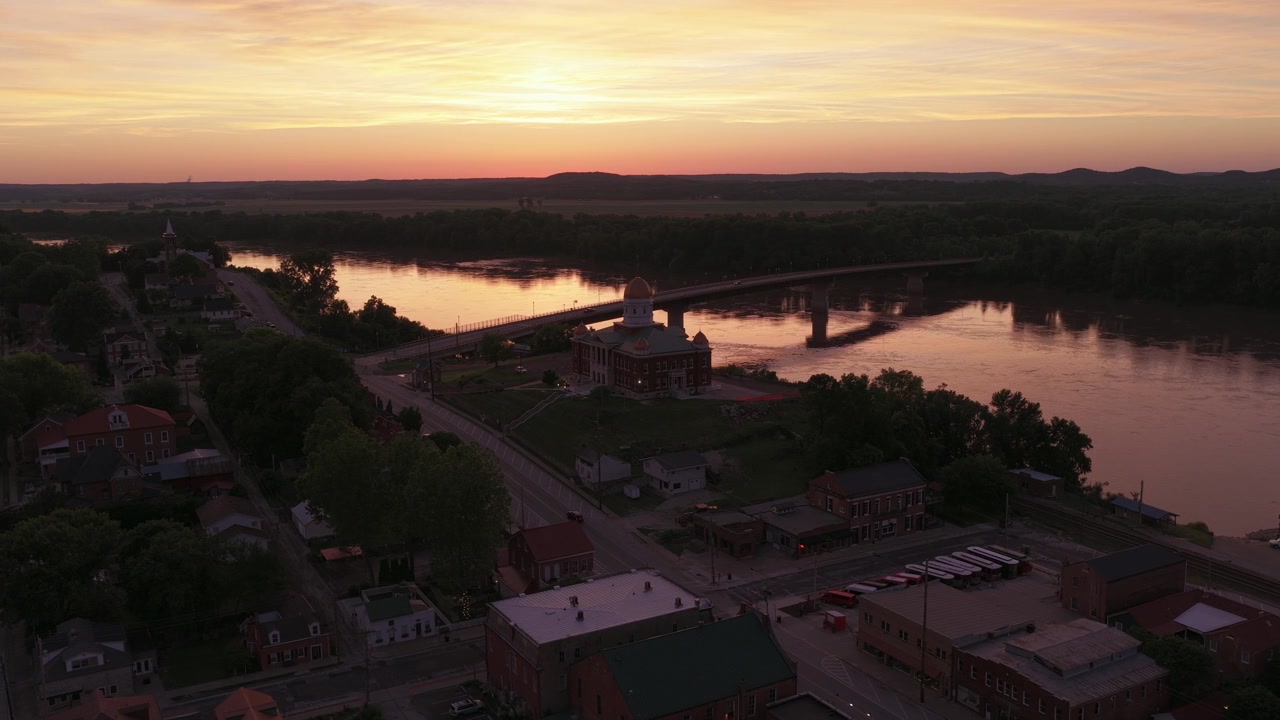 Il Tribunale della Contea di Gasconade si affaccia sul fiume Missouri accanto al Ponte Christopher S. Bond a Hermann, Contea di Gasconade, Missouri, Stati Uniti, sotto un tramonto colorato, parallax da drone