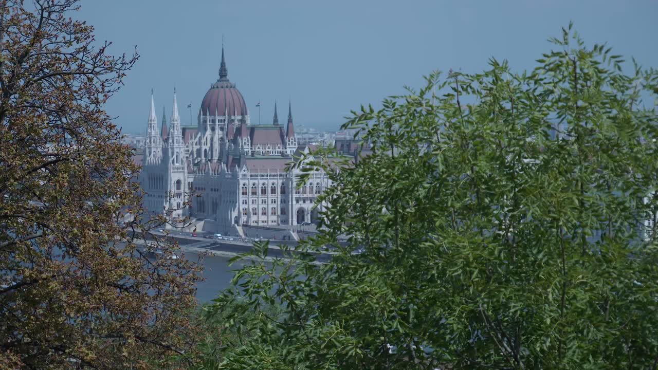 부다 성에서 촬영한 나무 전망을 통해 부다페스트의 헝가리 의회