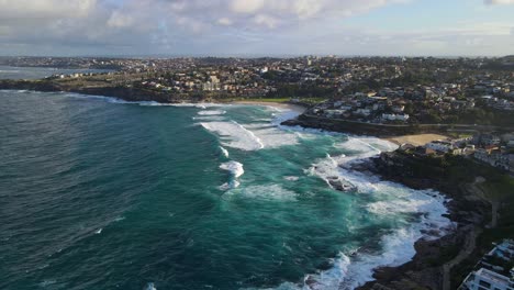 Vista-De-La-Playa-De-Tamarama-Y-La-Playa-De-Bronte-Desde-La-Bahía-De-Mackenzies-En-Nueva-Gales-Del-Sur,-Australia