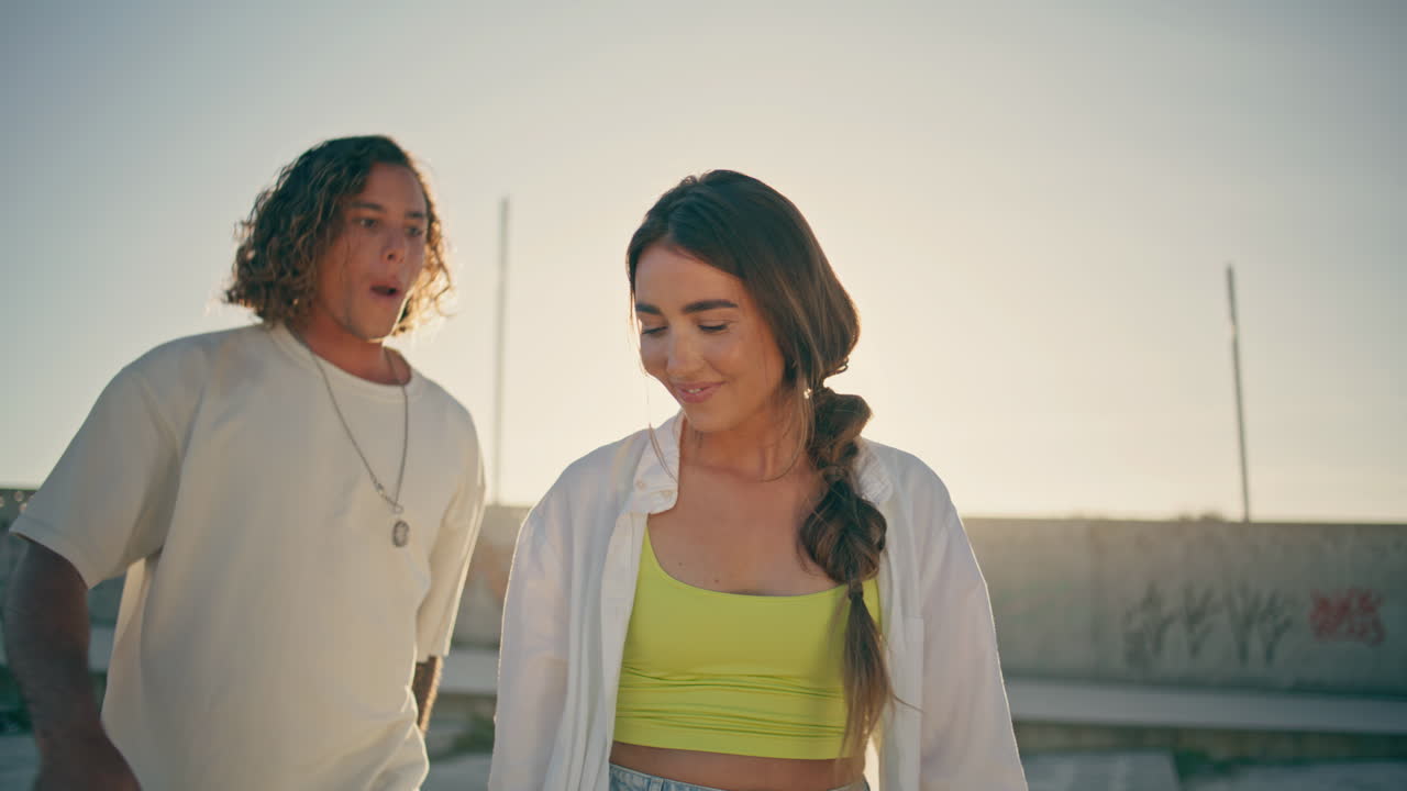 미소 짓는 여자, 거리 초상화에서 포즈를 취하는 카메라를 찾는 남자, 여자친구에게 키스하는 남자