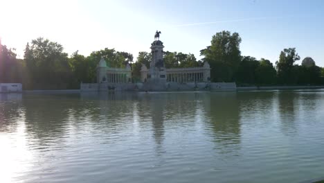 remando en el lago retiro en una mañana de verano