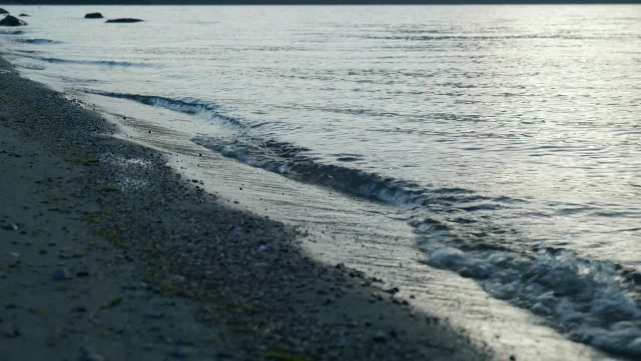 친밀한 파도: 평온한 호수 연안에 부히는 파도의 클로즈업 매혹적인 스 영상