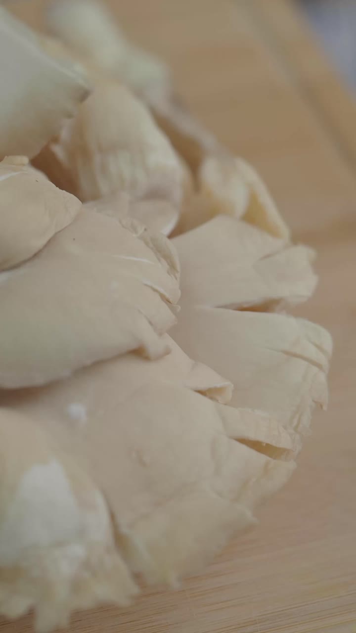 Primo piano di funghi pleurotus freschi su un tagliere
