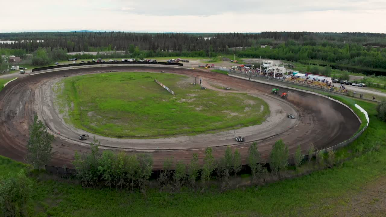 페어뱅크스의 미첼 레이스웨이에서 스프린트 자동차 경주의 4k 드론 비디오, ak 화창한 여름 저녁-3