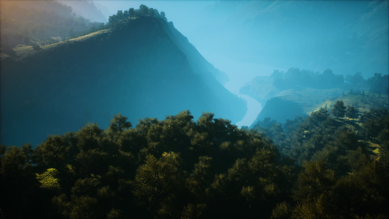 puesta de sol en la montaña con hierba verde y árboles