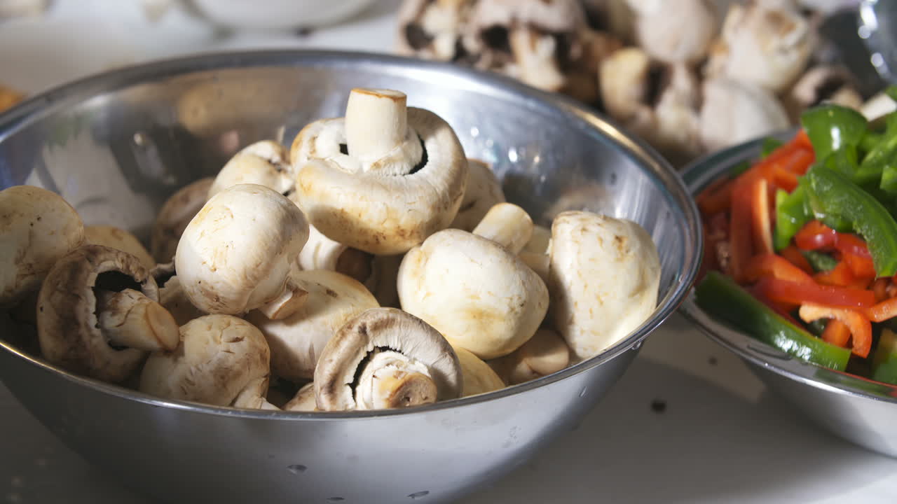 그릇에서 버섯을 복용 여자를 닫습니다