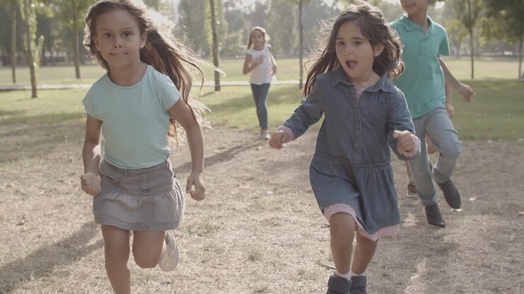Vista parziale di bambini felici che corrono insieme nel parco