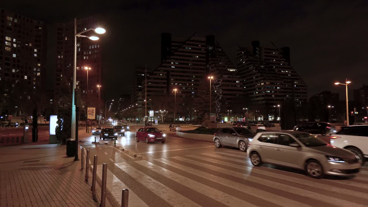 밤에 도시 거리