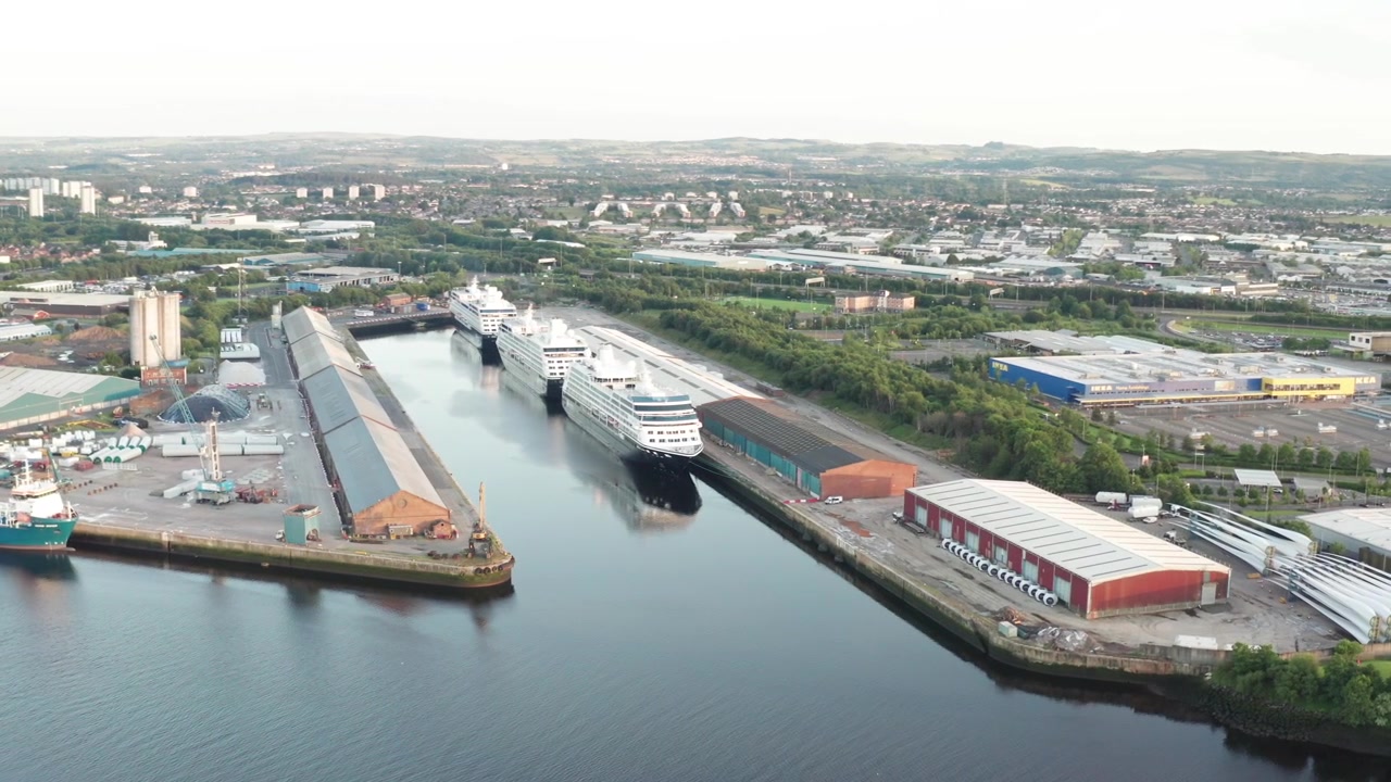 En bred panorering med drönare av de tre Azamara-kryssningsfartygen dockade vid floden Clyde i Glasgow.