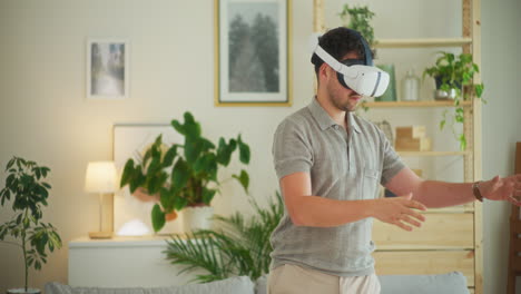 el hombre usa gafas de vr con entusiasmo.