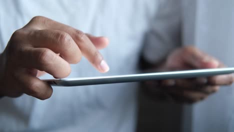 persona que utiliza una tableta
