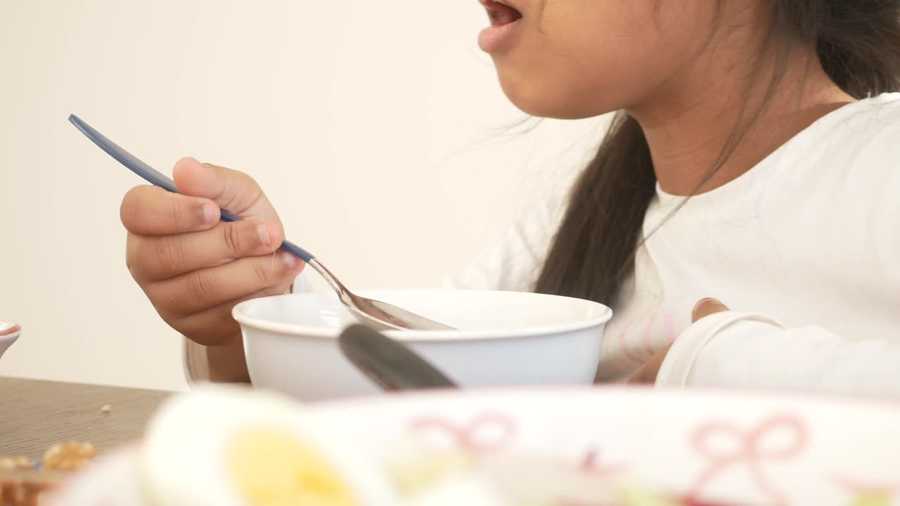 아이가 시리얼을 먹는 것