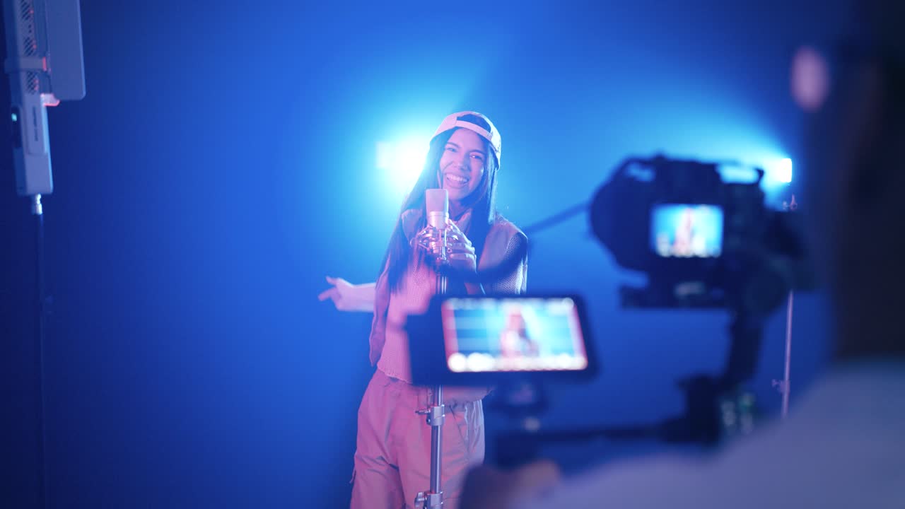 Jovem rapper cantando e gravando um videoclipe musical