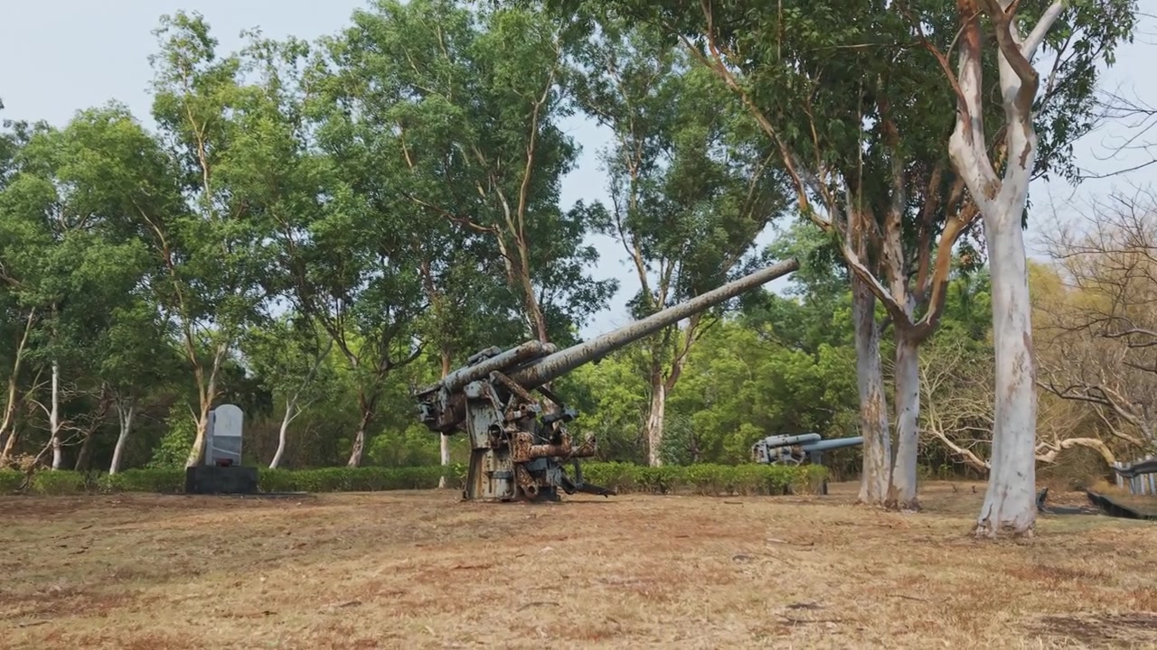 マニラのコレヒドール島にある歴史的な大砲。錆びた軍事兵器の遺物とジャングルの景色。