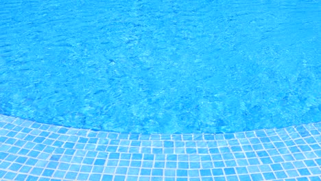 ondas de agua en el fondo de las baldosas de la piscina