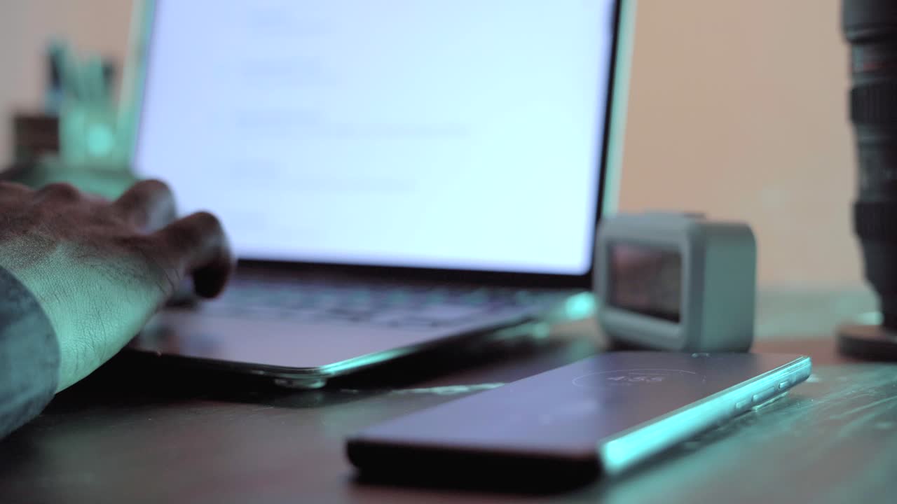 어두운 방에서 노트북에서 스크롤하는 클로즈업 뷰