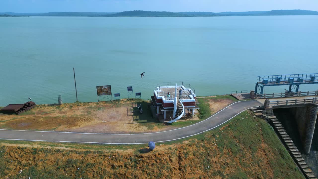 cascada rajdari devdari y la presa latif shah y el lago chandraprabha vista aérea