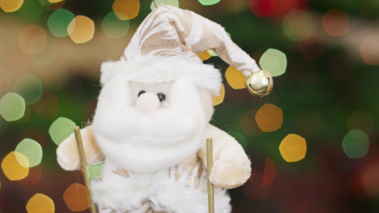 santa claus en los esquís se agita en el fondo bokeh